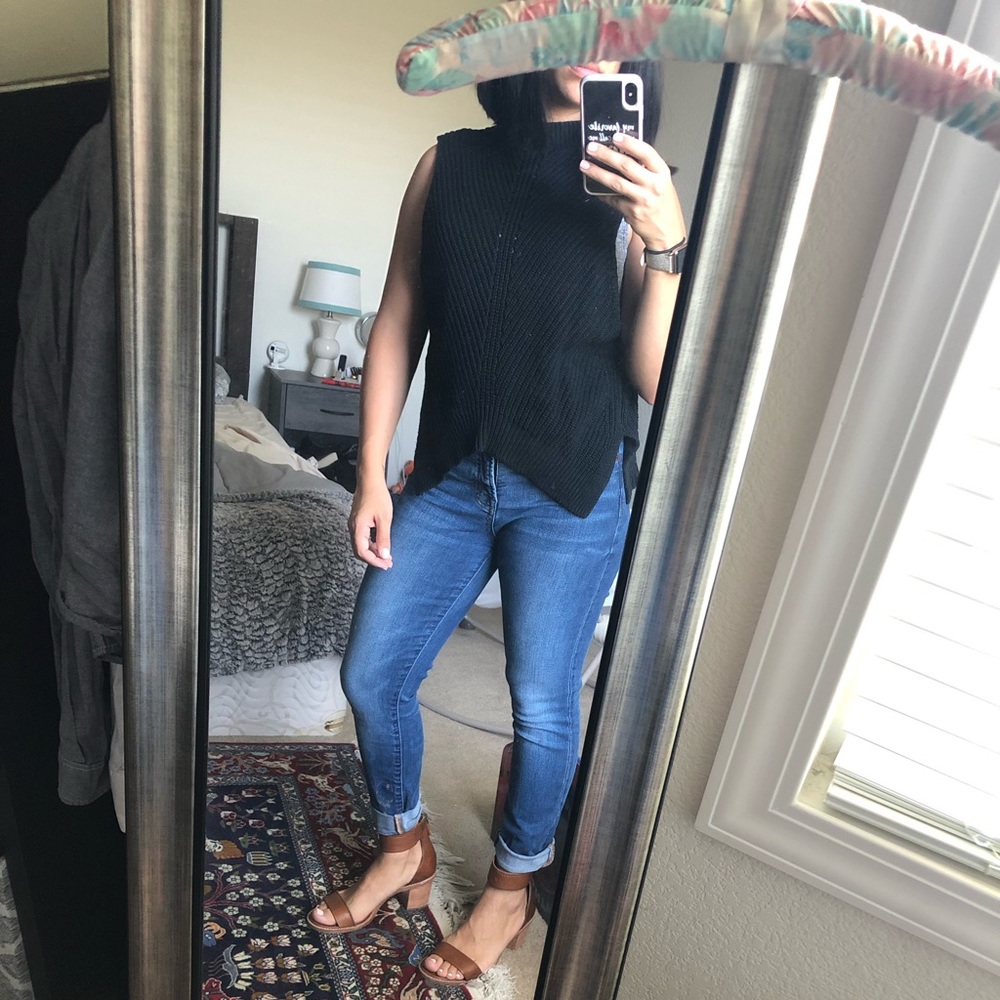 Sleeveless sweater knitted top